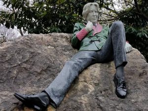 Oscar Wilde statue in Merrion Square